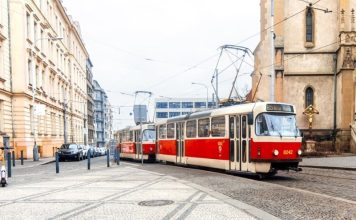 Московские автомобилисты выплатили более 100 млн рублей за задержки движения трамваев